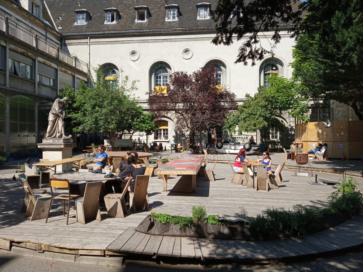 Les Grands Voisins, déjeuner au soleil, tiers-lieu relevant de l'urbanisme transitoire - Plateau Urbain