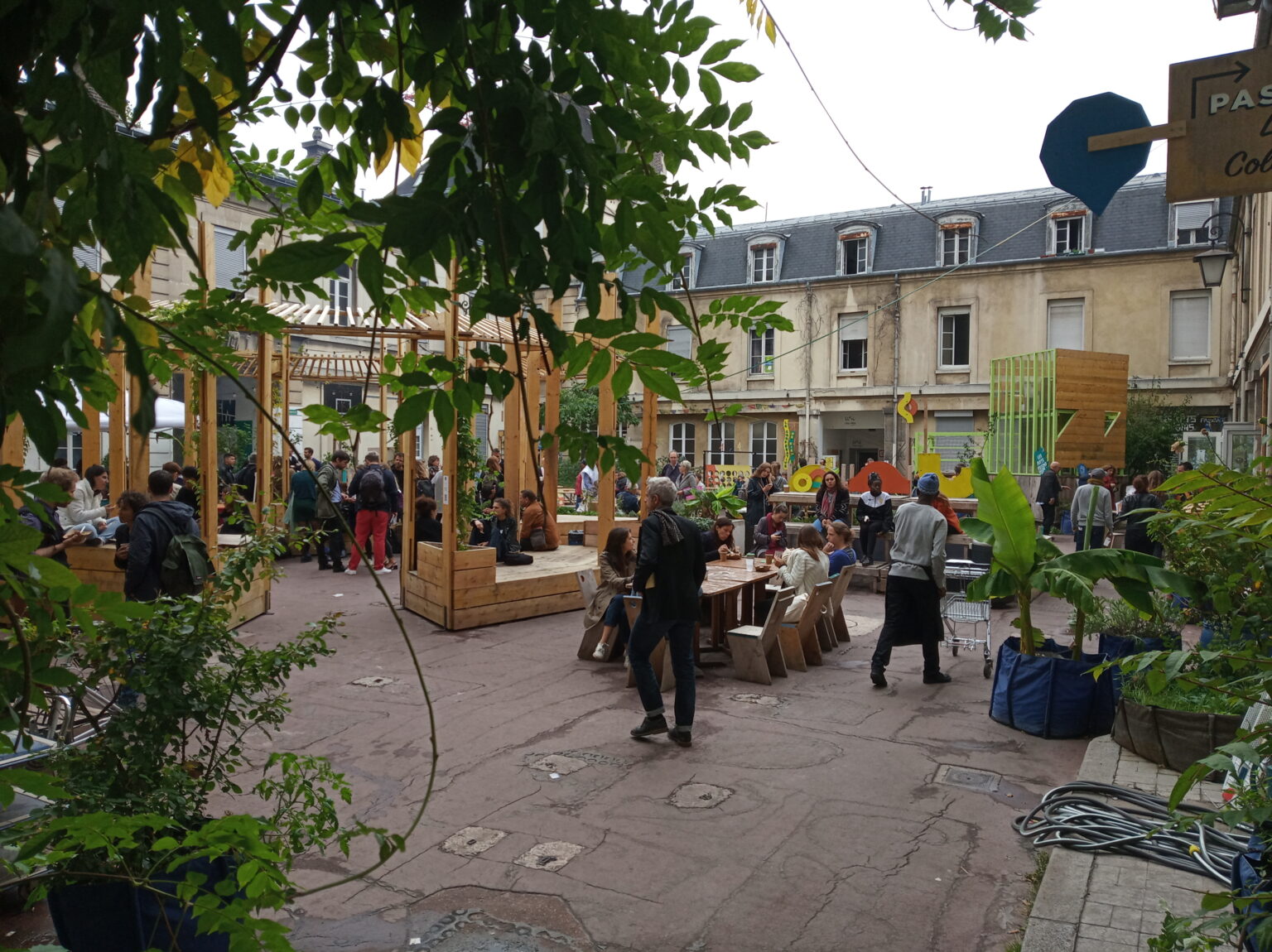 Les Grands Voisins, événement dans la cour, tiers-lieu relevant de l'urbanisme transitoire - Plateau Urbain