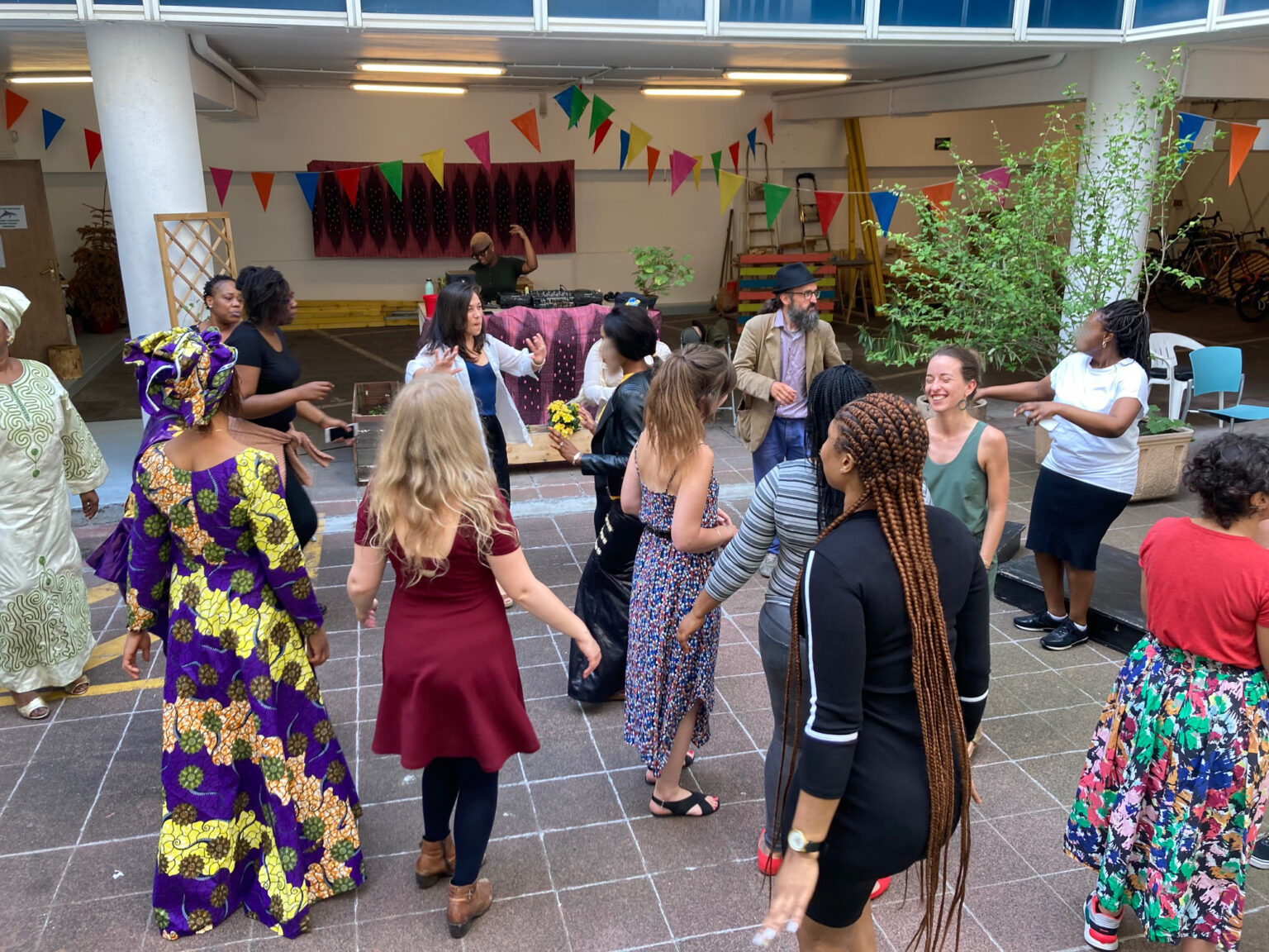Maison Marceau, danse avec les femmes hébergées, tiers-lieu relevant de l'urbanisme transitoire - Plateau Urbain