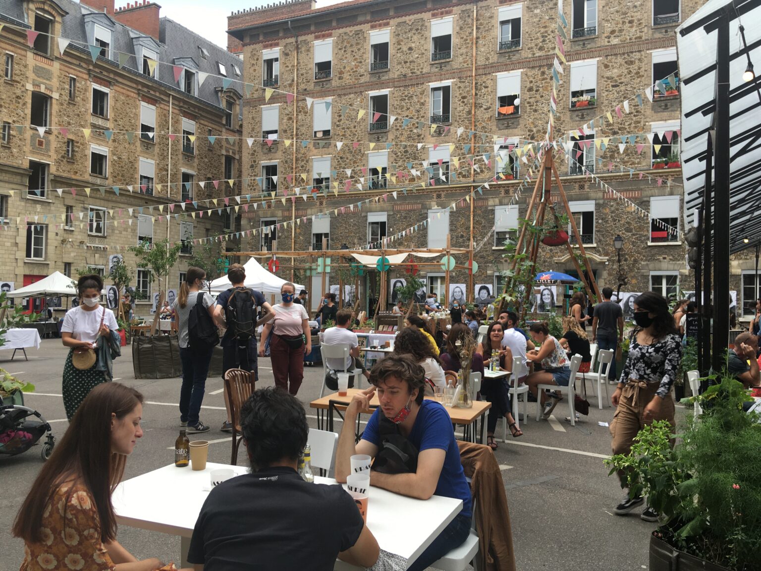 Les Cinq Toits, le public en terrasse, tiers-lieu relevant de l'urbanisme transitoire - Plateau Urbain