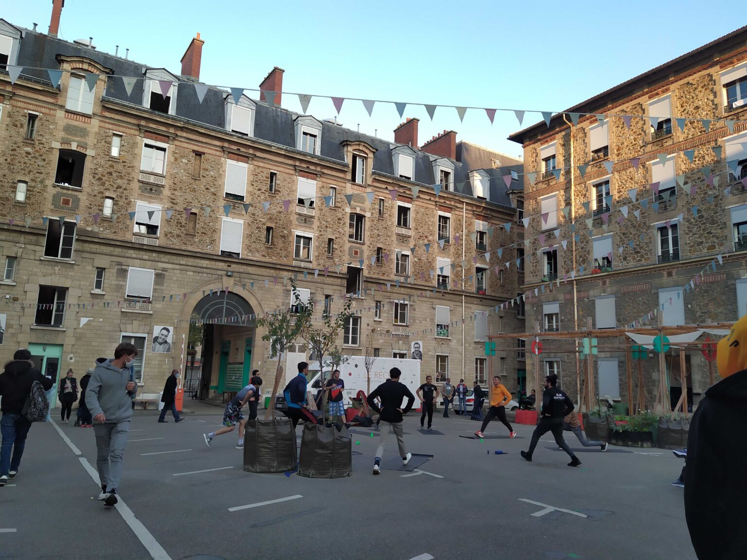 Les Cinq Toits, cours de sport dans la cour, tiers-lieu relevant de l'urbanisme transitoire - Plateau Urbain