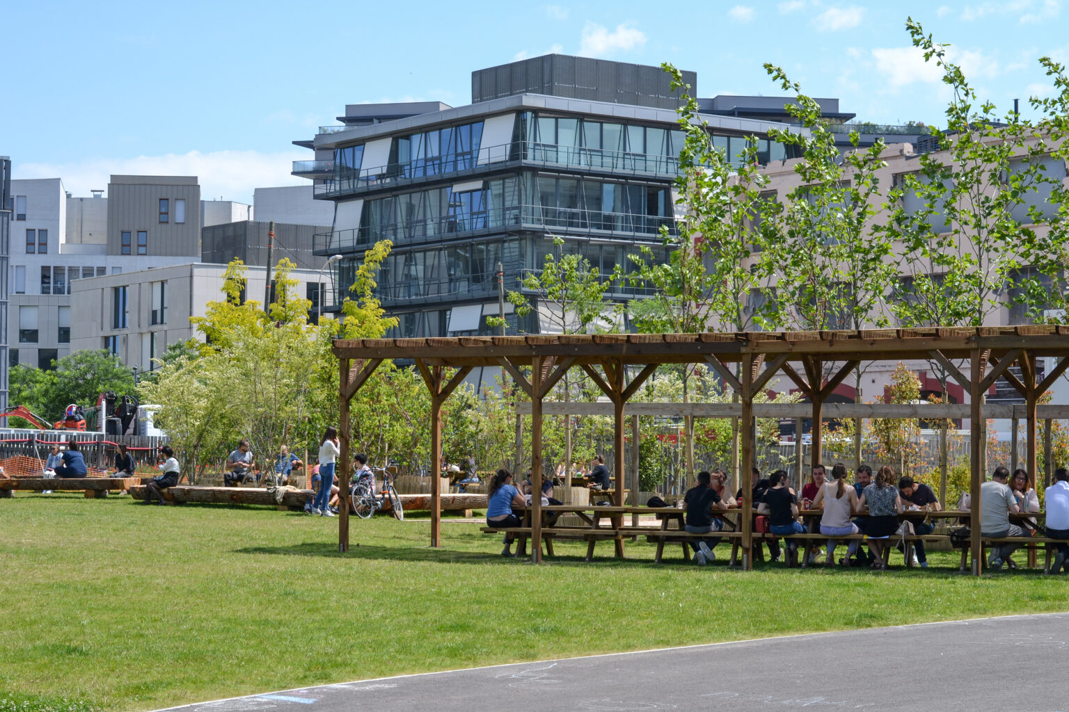 La Halle Girondins, jardin et terrasse ombragée, tiers-lieu relevant de l'urbanisme transitoire - Plateau Urbain