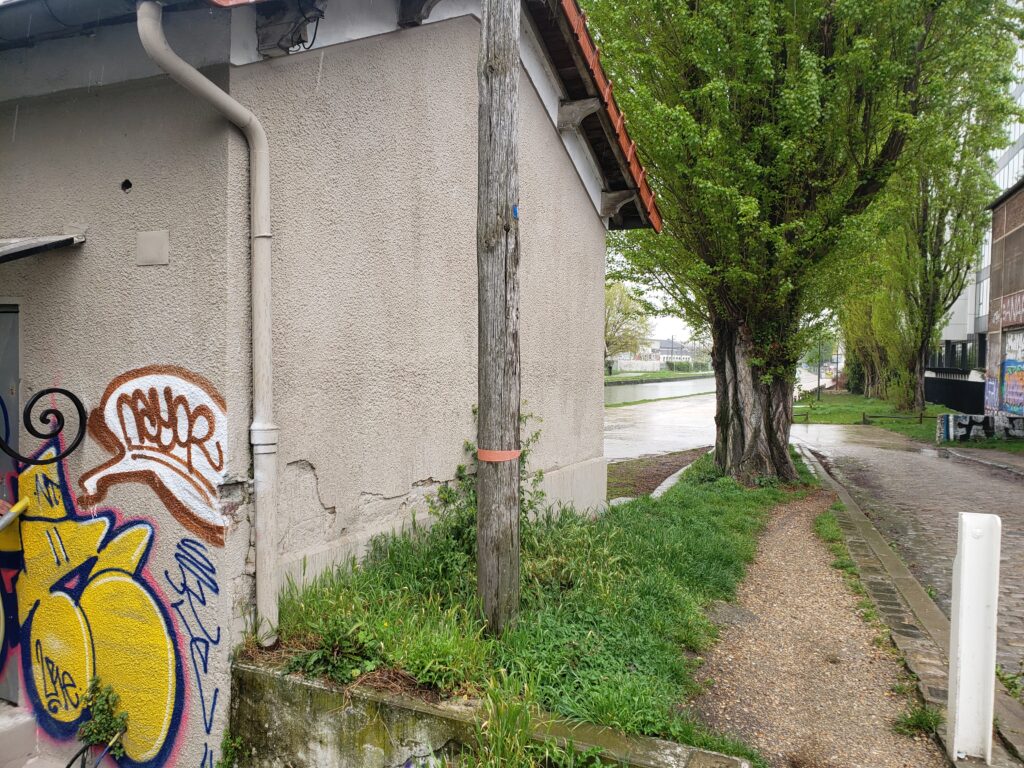 Accompagnement stratégique sur le canal de l'Ourcq - Étude, vue d'un pavillon avec verdure | Plateau Urbain