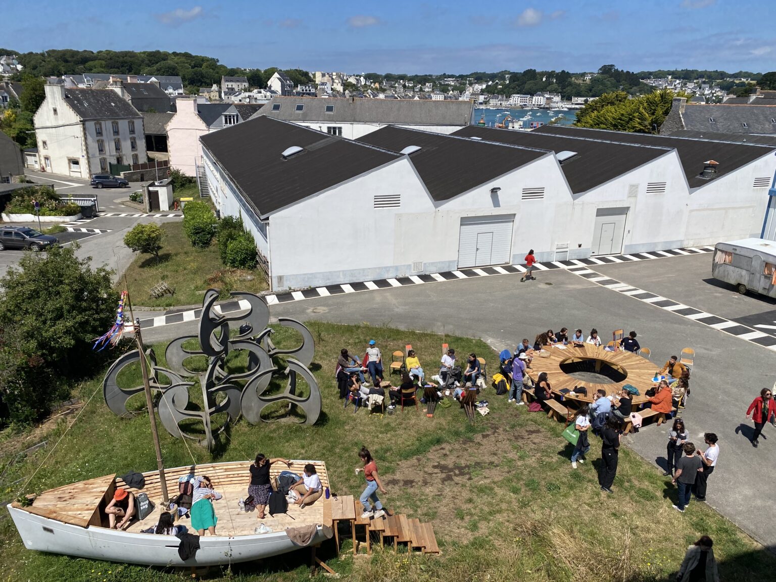 Les Ateliers Jean Moulin, la cour, tiers-lieu relevant de l'urbanisme transitoire - Plateau Urbain