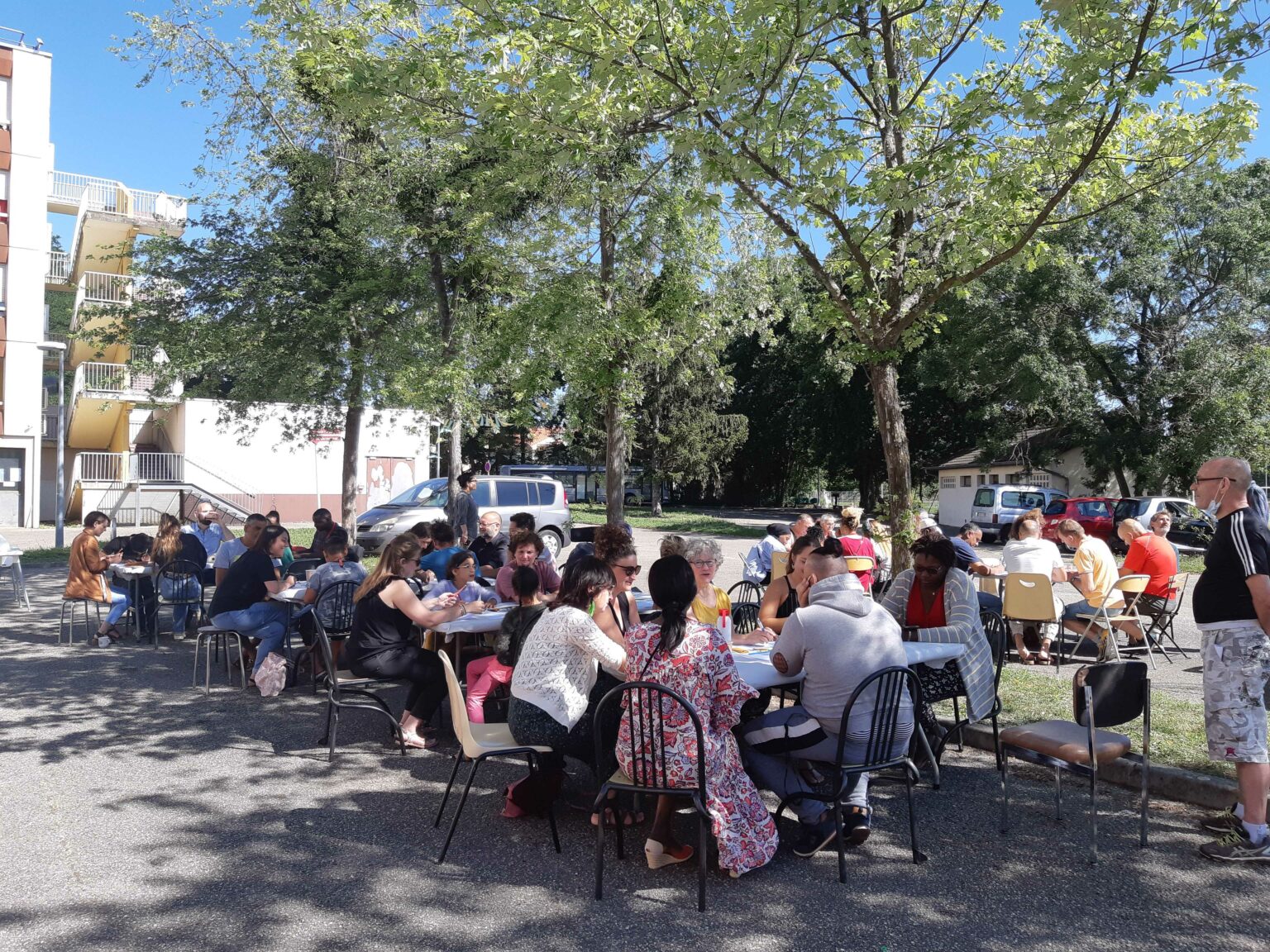 Les Grandes Voisines, la terrasse, tiers-lieu relevant de l'urbanisme transitoire - Plateau Urbain