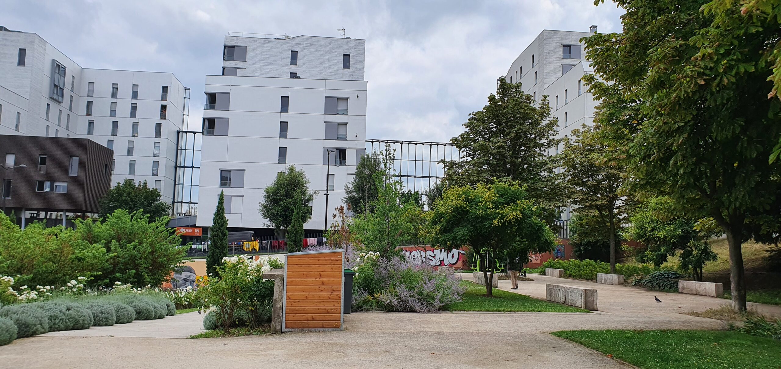 Stratégie transitoire pour la ZAC Bédier-Oudiné à Paris - Étude, place arborée et bâtiment dans le quartier | Plateau Urbain