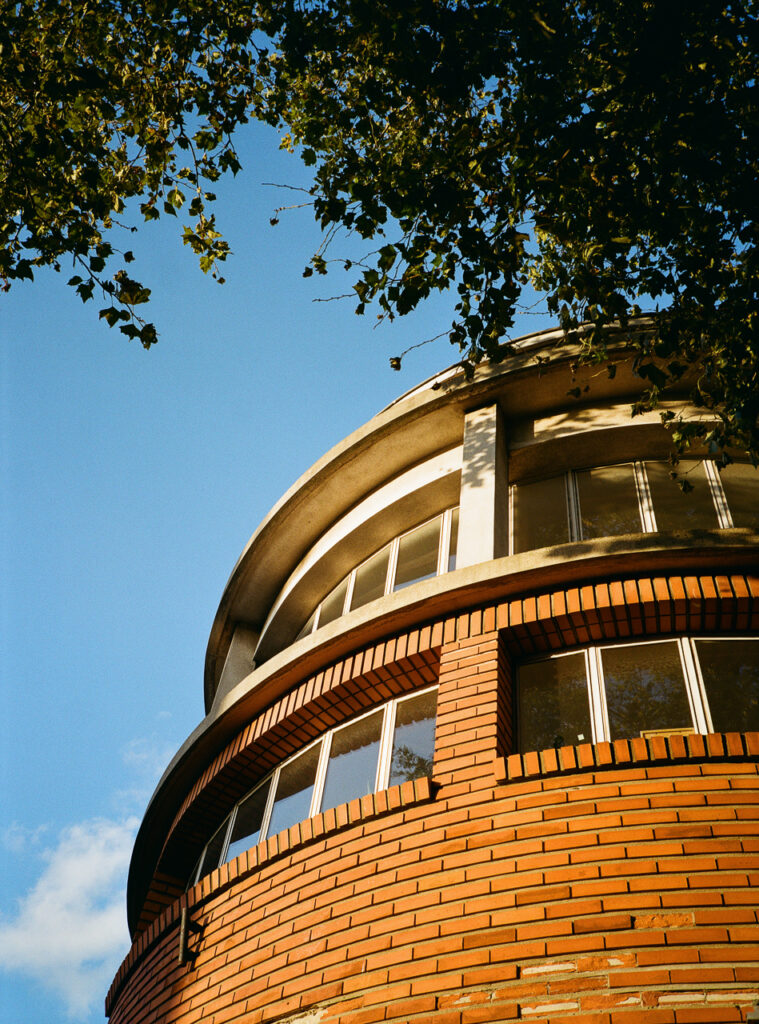 batiment externe bains douches, soleil, ciel bleu