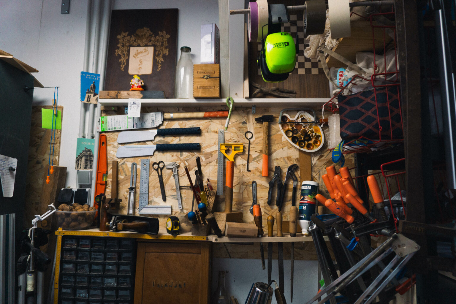 liaison douce, atelier d'artiste, outils accrochés au mur