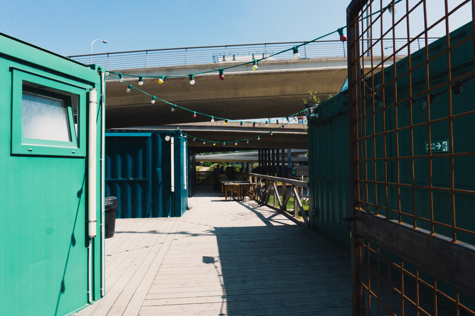 Terrasse extérieure, container, guirlande, ensoleillé, La Bretelle