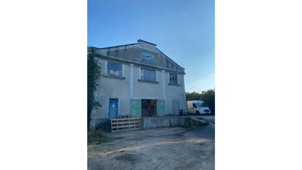 batiment vue d'extérieur, ciel bleu