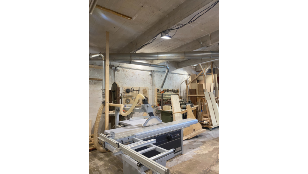 machine de découpe de bois, planches de bois dans un atelier