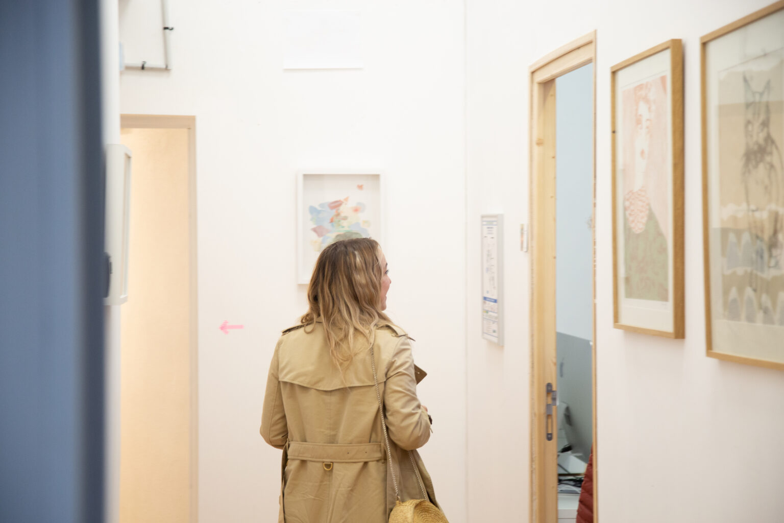 personne de dos, photos affichées au mur