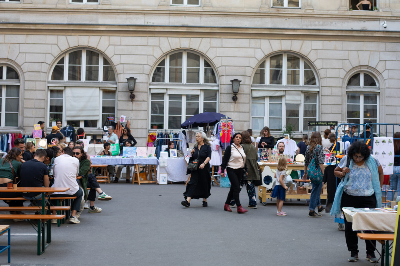 Les Arches Citoyennes, vue de la cour, tiers-lieu relevant de l'urbanisme transitoire - Plateau Urbain