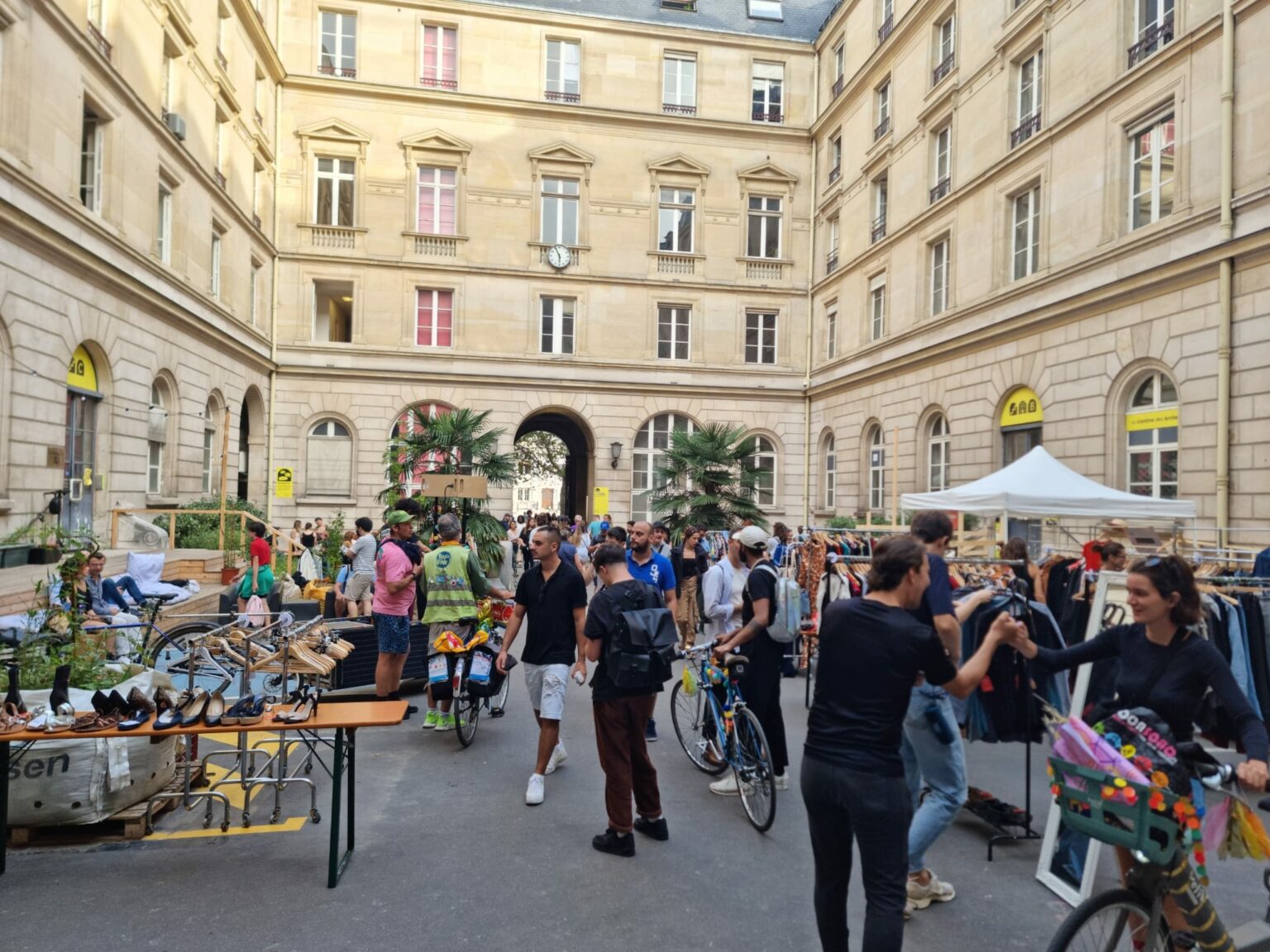Les Arches Citoyennes, vue de la cour, tiers-lieu relevant de l'urbanisme transitoire - Plateau Urbain