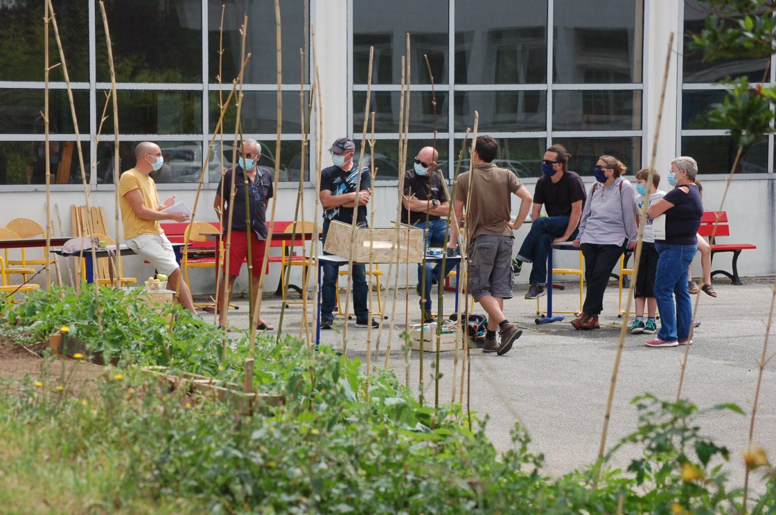 Les Ateliers Jean Moulin, discussion dans la cour, tiers-lieu relevant de l'urbanisme transitoire - Plateau Urbain