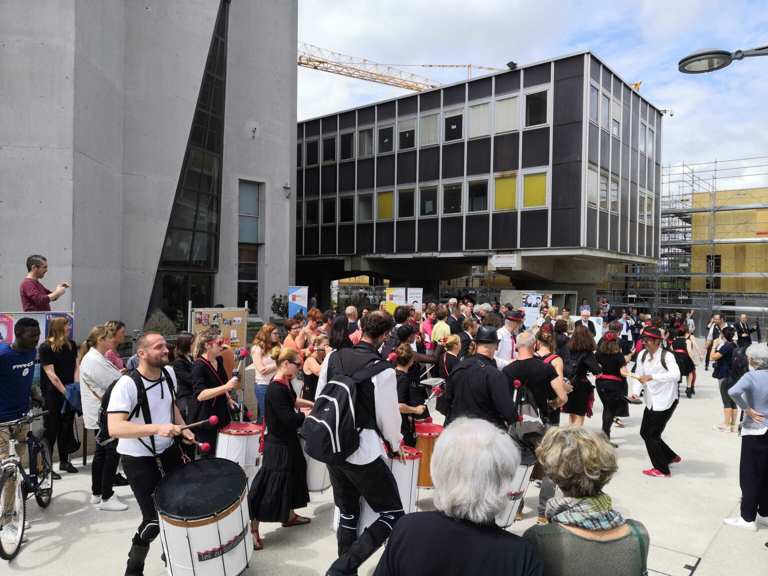 Le U, fanfare devant le bâtiment, tiers-lieu relevant de l'urbanisme transitoire - Plateau Urbain