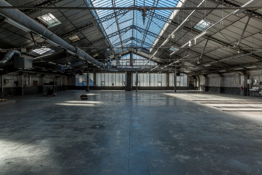Garage Amelot, la salle vide, tiers-lieu relevant de l'urbanisme transitoire - Plateau Urbain