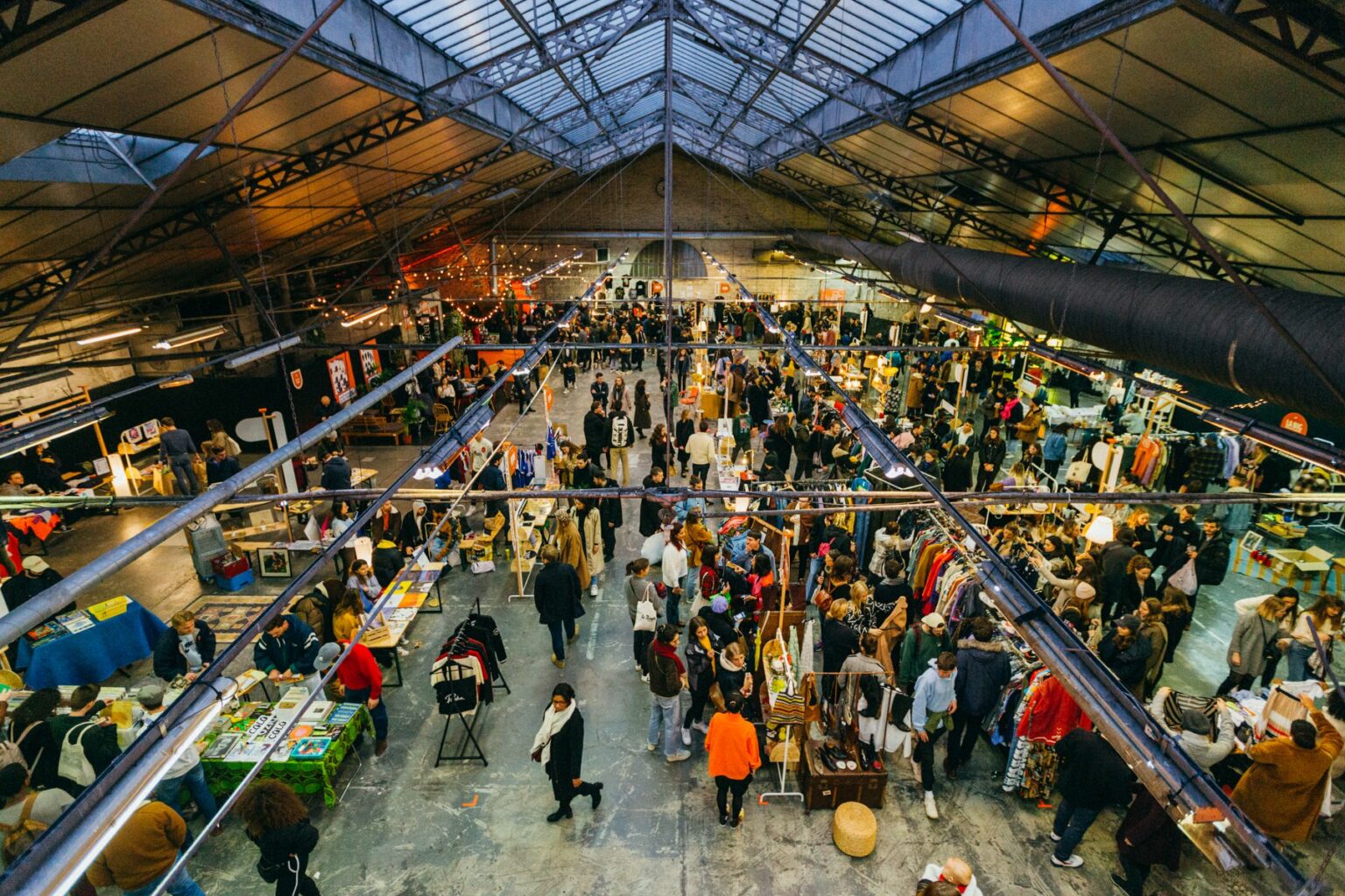 Garage Amelot, la salle lors d'un événement festif, tiers-lieu relevant de l'urbanisme transitoire - Plateau Urbain