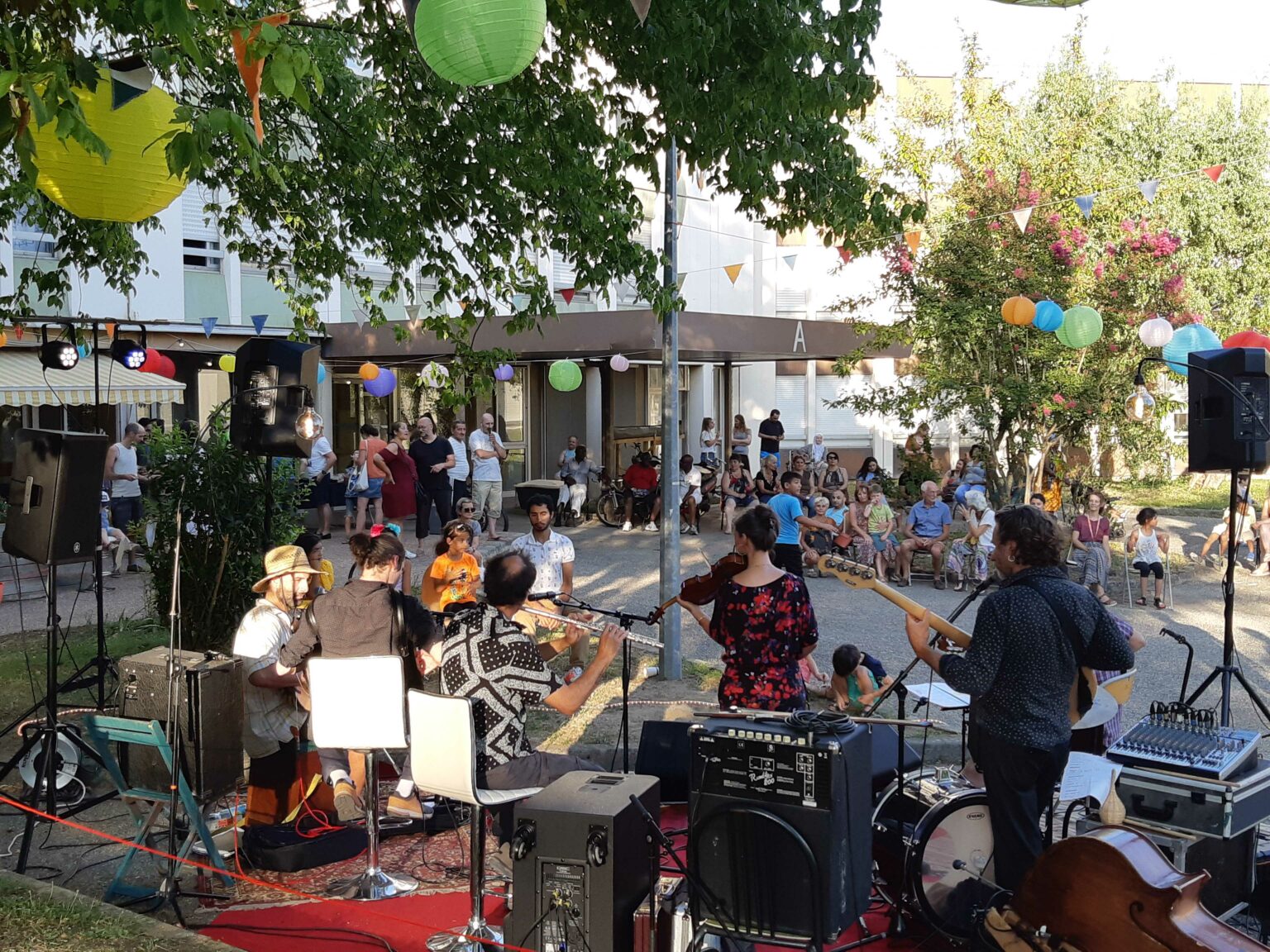Les Grandes Voisines, un concert, tiers-lieu relevant de l'urbanisme transitoire - Plateau Urbain