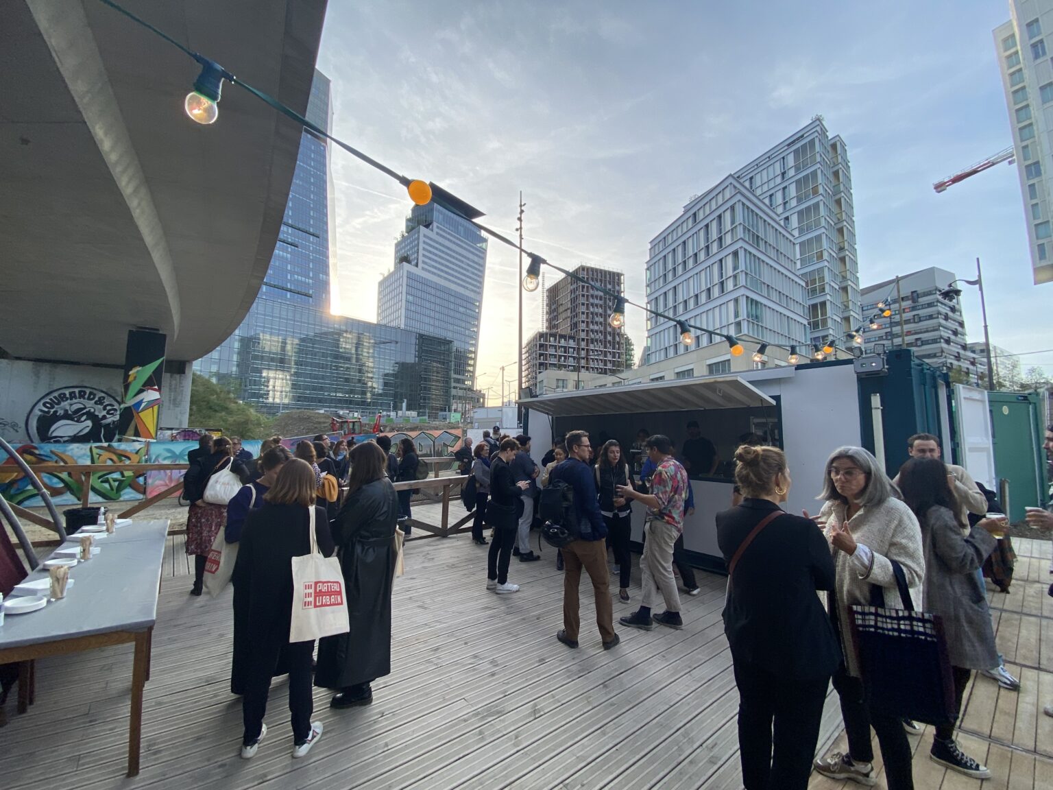 Liaison Douce, visiteurs sur la terrasse, tiers-lieu relevant de l'urbanisme transitoire - Plateau Urbain
