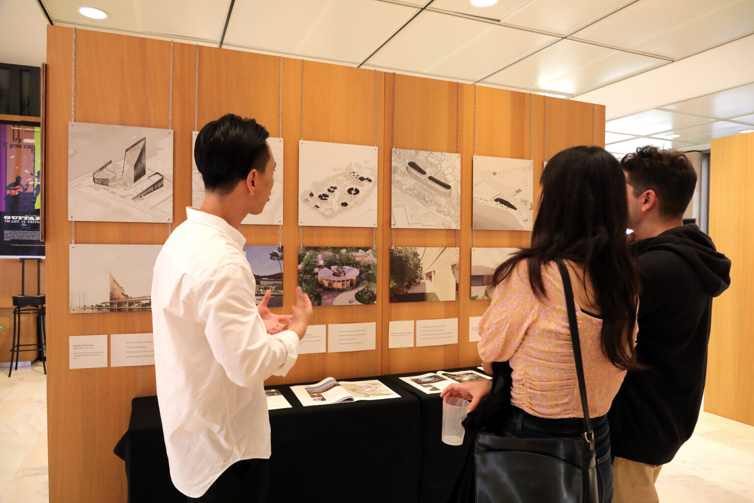 exposition de plans de lac c, personne expliquant à un groupe, intérieur