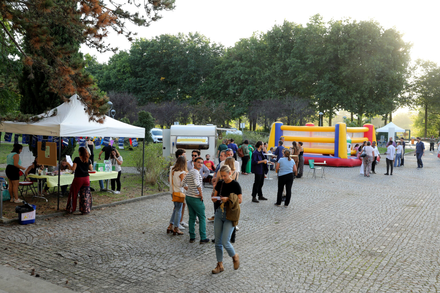 parvis pavés, stands, personnes marchant