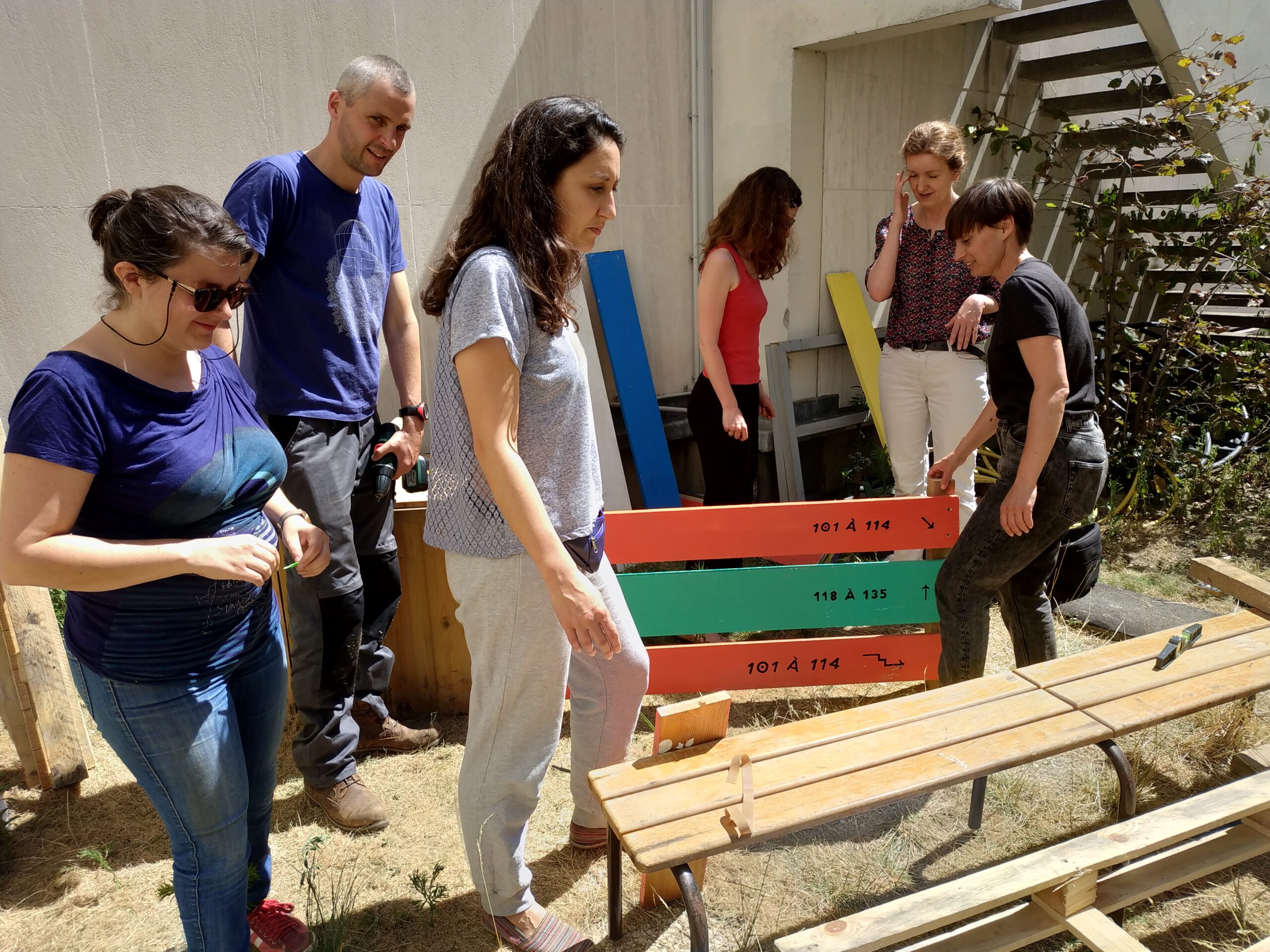 Nation, occupants construisant des pancartes, tiers-lieu relevant de l'urbanisme transitoire - Plateau Urbain