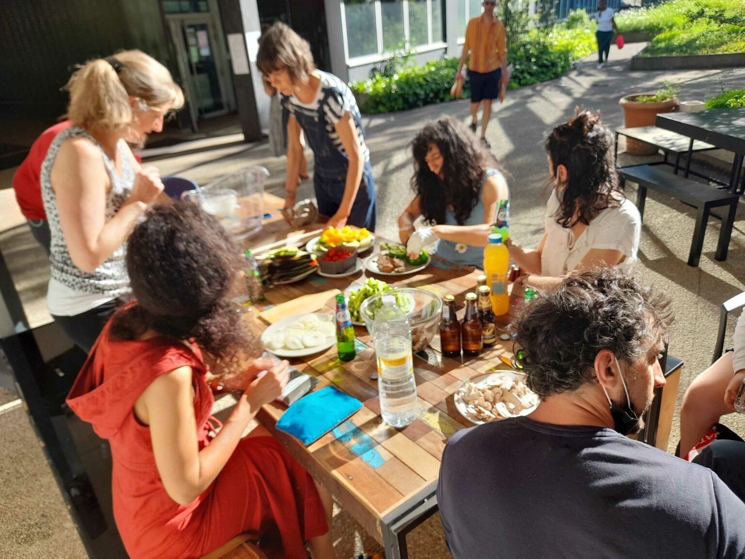 Opale, déjeuner au soleil, tiers-lieu relevant de l'urbanisme transitoire - Plateau Urbain
