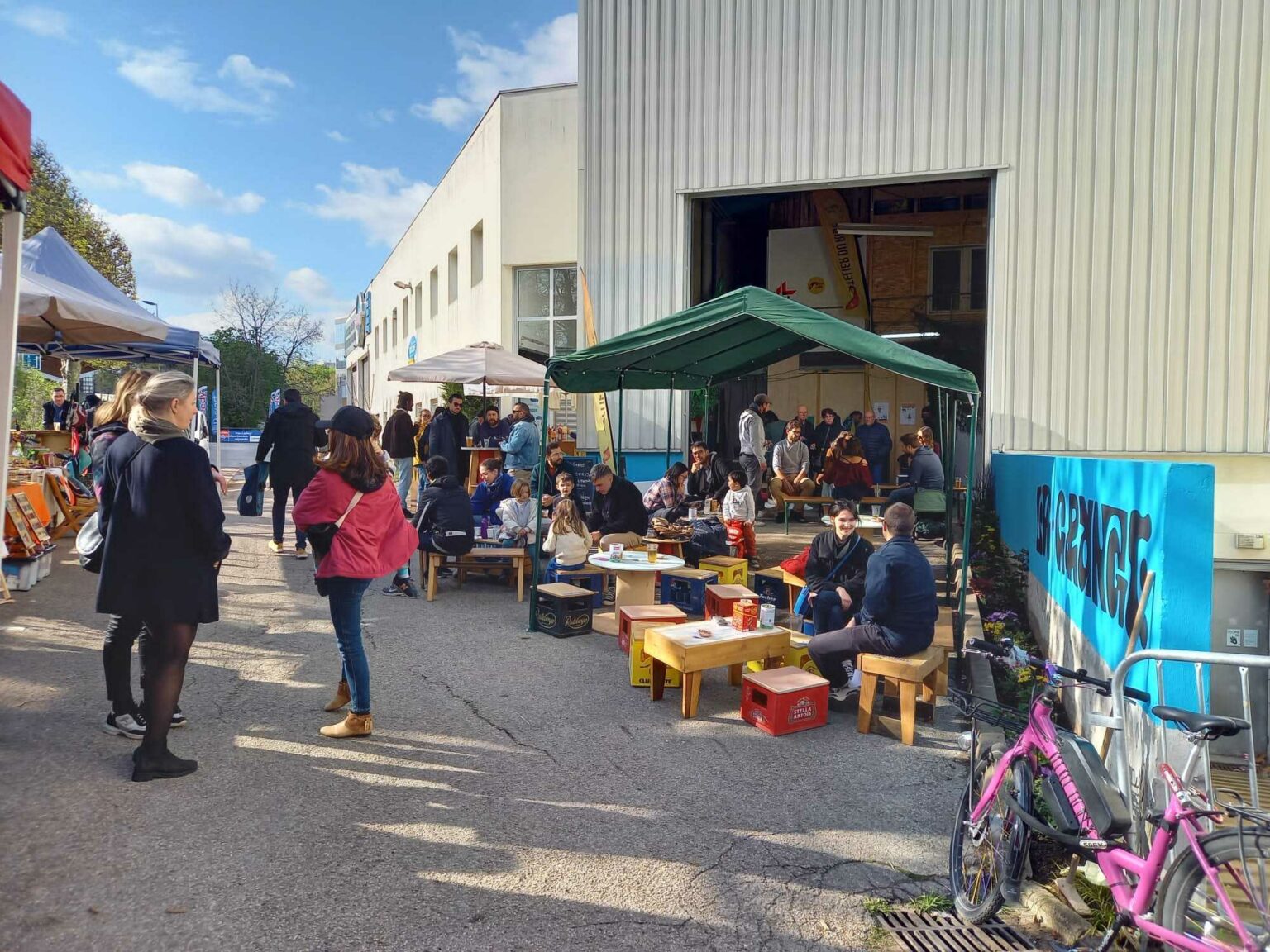 La Grange, on discute sur la terrasse, tiers-lieu relevant de l'urbanisme transitoire - Plateau Urbain