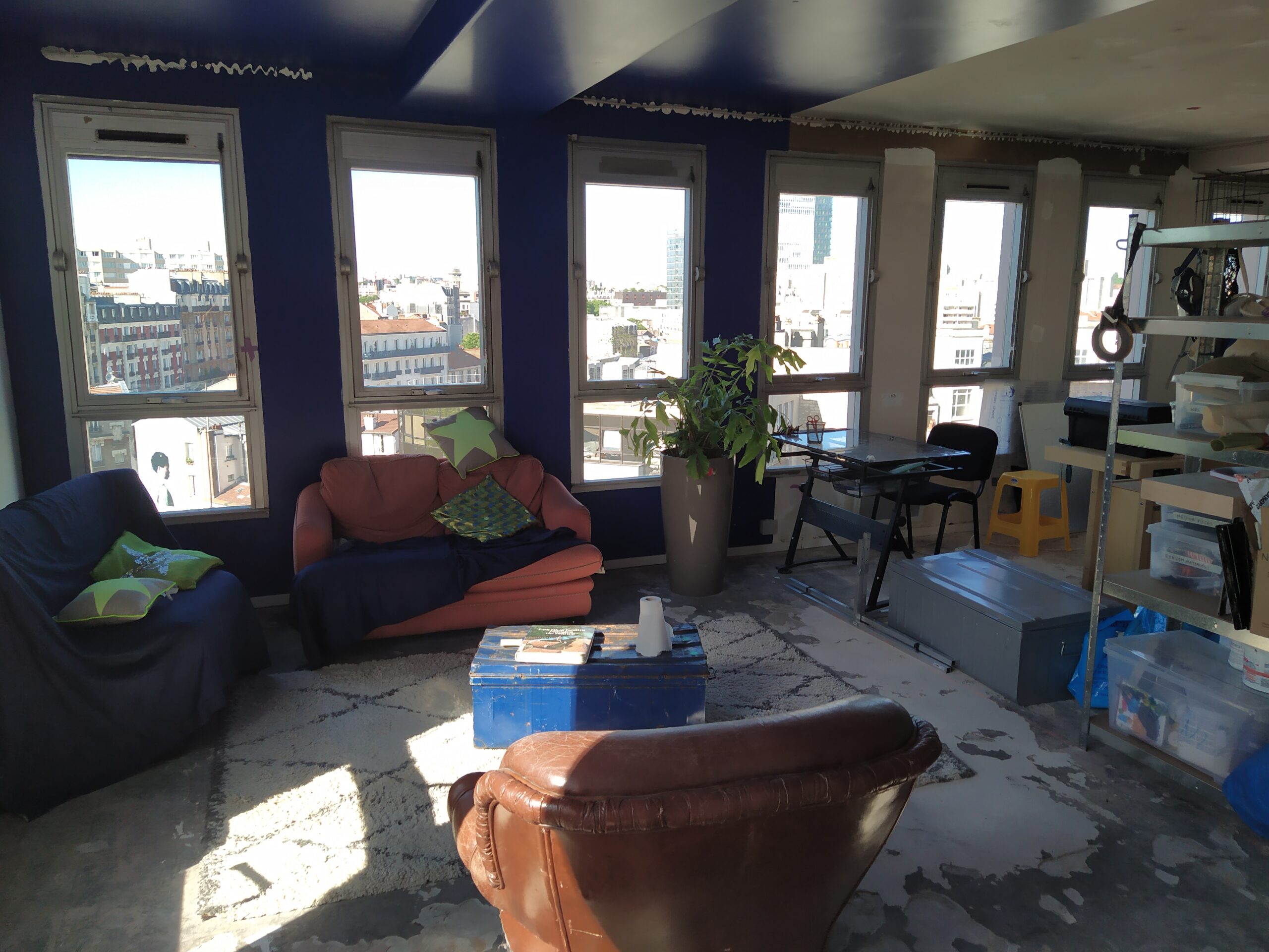 Les Ateliers d’Orion, coin détente dans un bureau, tiers-lieu relevant de l'urbanisme transitoire - Plateau Urbain