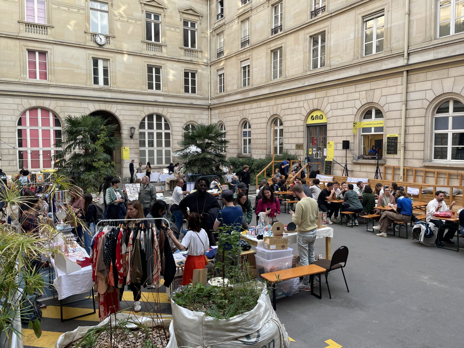 Les Arches Citoyennes, vue de la cour, tiers-lieu relevant de l'urbanisme transitoire - Plateau Urbain