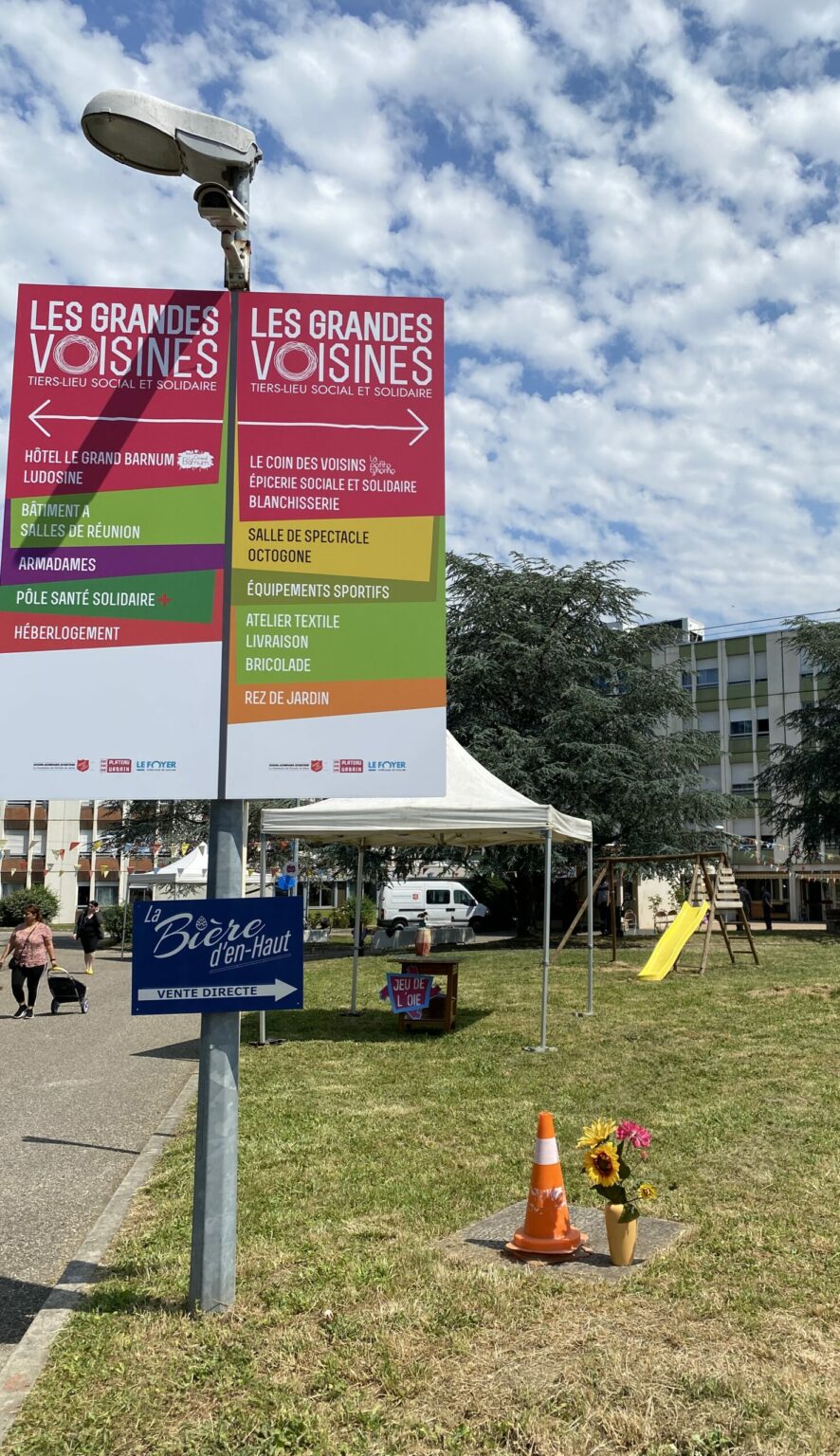 Les Grandes Voisines, vue depuis la pelouse, tiers-lieu relevant de l'urbanisme transitoire - Plateau Urbain