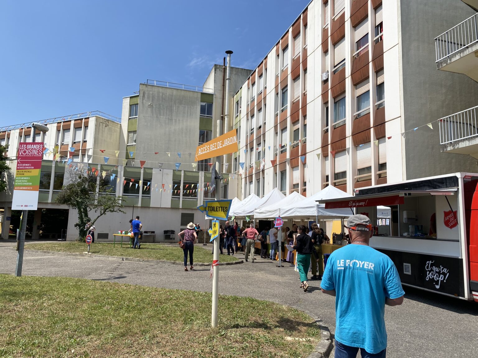 Les Grandes Voisines, pelouse et foodtruck, tiers-lieu relevant de l'urbanisme transitoire - Plateau Urbain