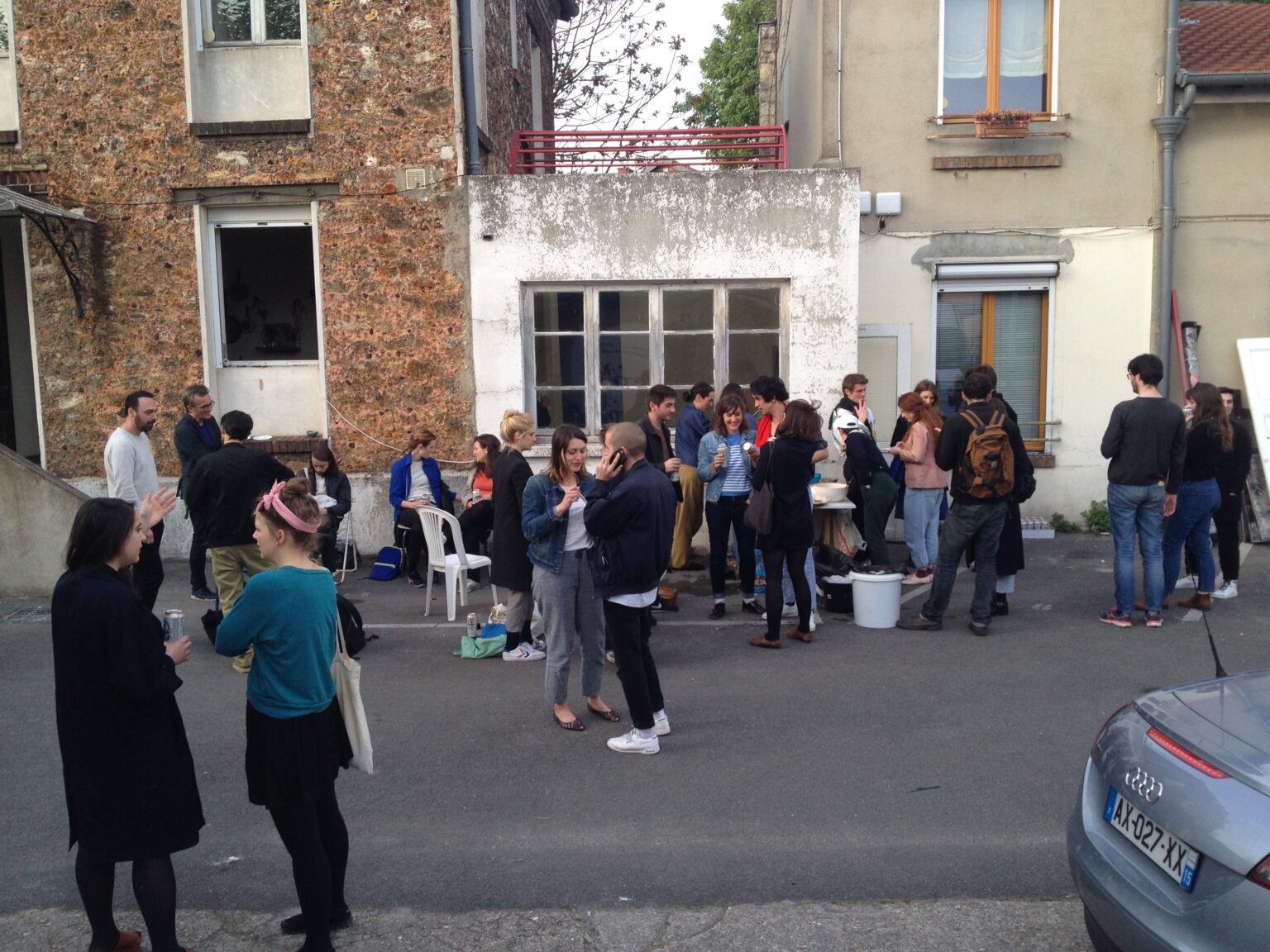 Pauline Perplexe, des visiteurs discutent dans la cour, tiers-lieu relevant de l'urbanisme transitoire - Plateau Urbain