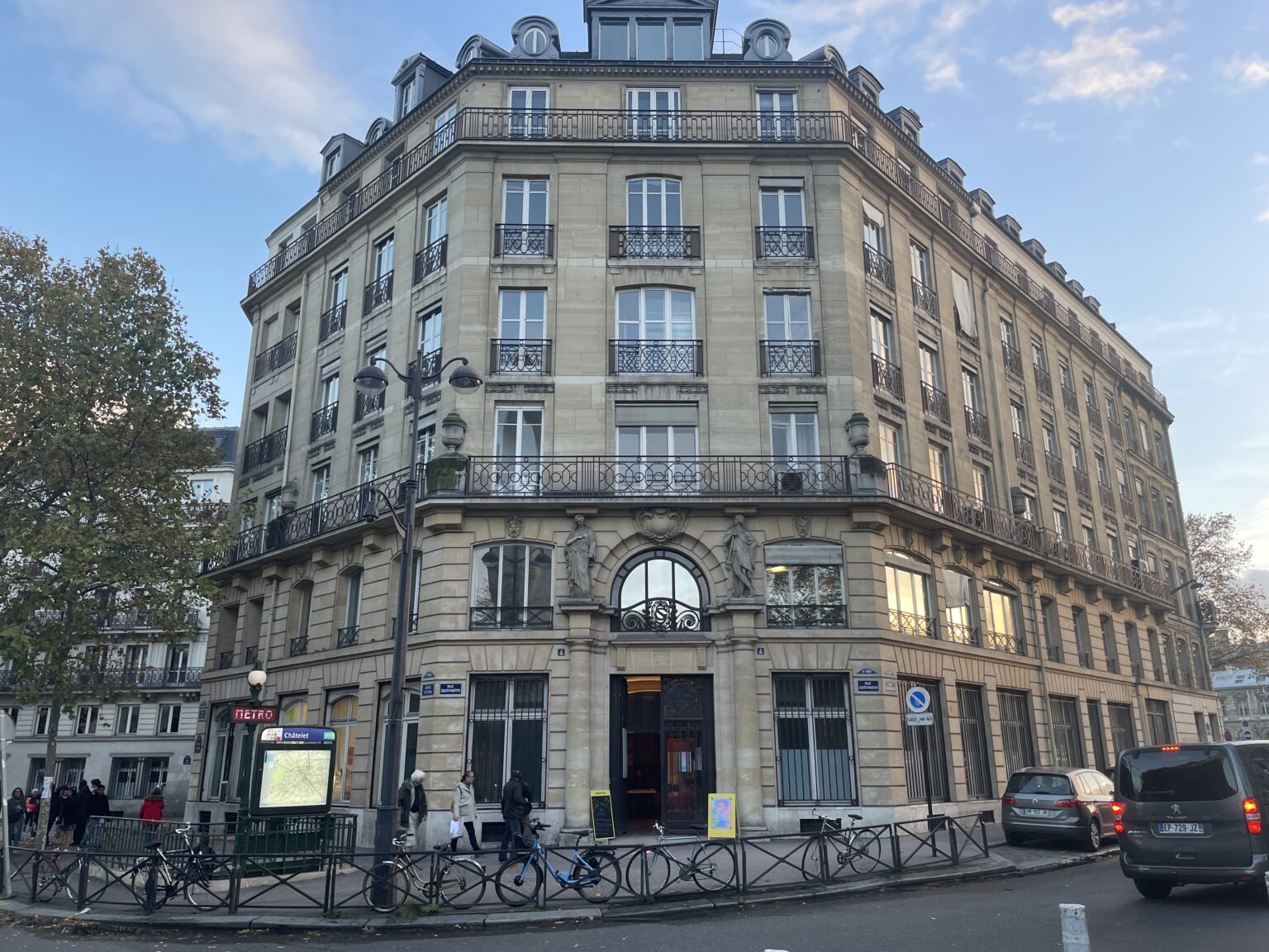 Les Arches Citoyennes, vue depuis la rue, tiers-lieu relevant de l'urbanisme transitoire - Plateau Urbain