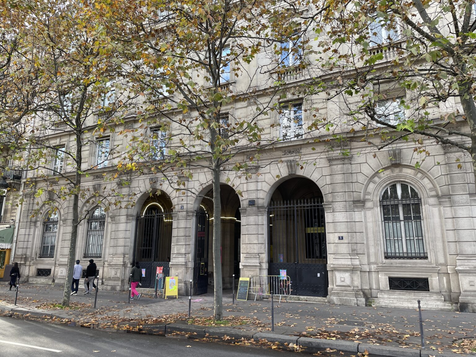 Les Arches Citoyennes, vue depuis la rue, tiers-lieu relevant de l'urbanisme transitoire - Plateau Urbain