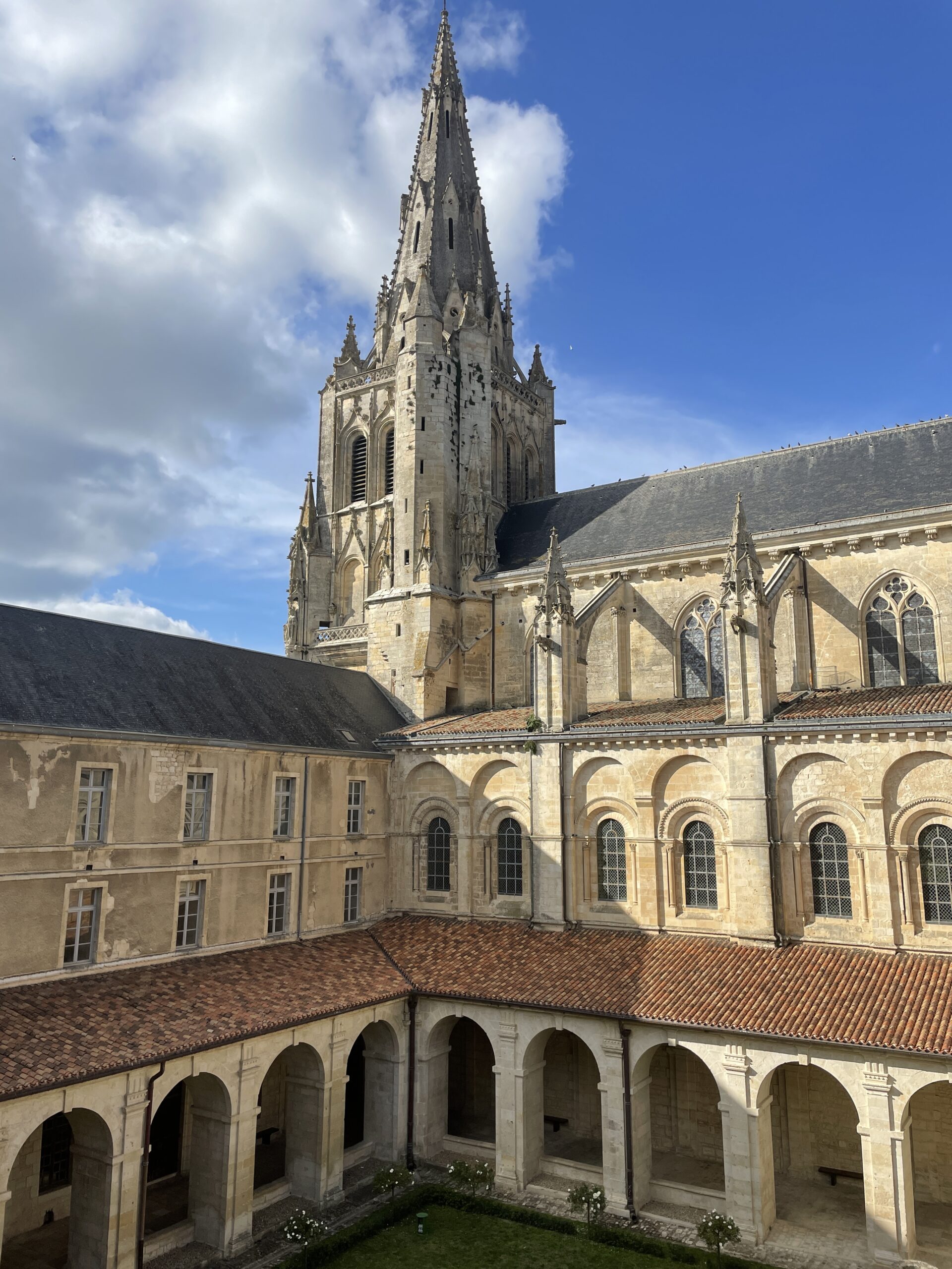 Vers la reconversion de l'abbaye de Saint-Maixent-l'École - Étude, le cloître et le clocher | Plateau Urbain