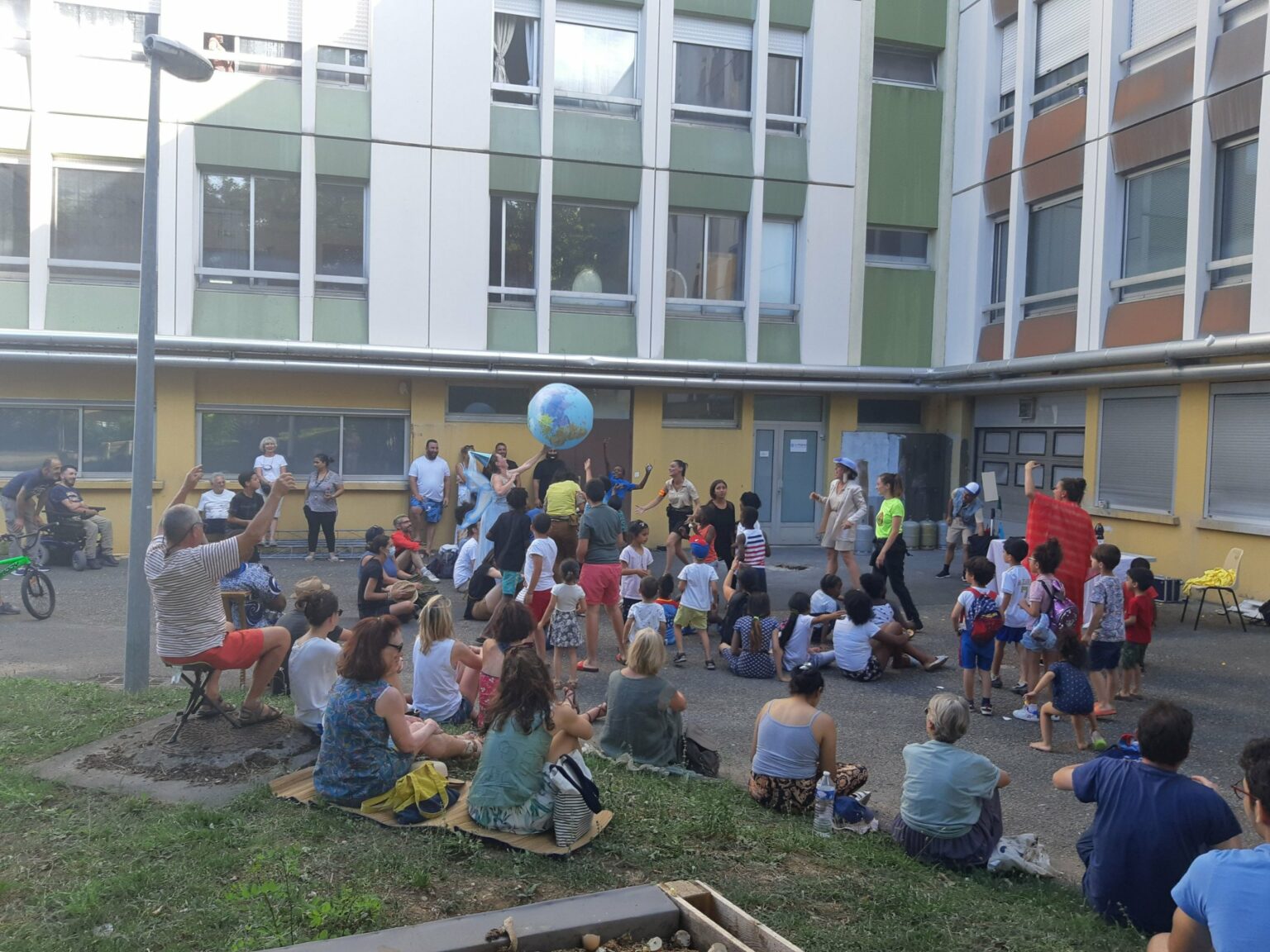 Les Grandes Voisines, animation en famille, tiers-lieu relevant de l'urbanisme transitoire - Plateau Urbain
