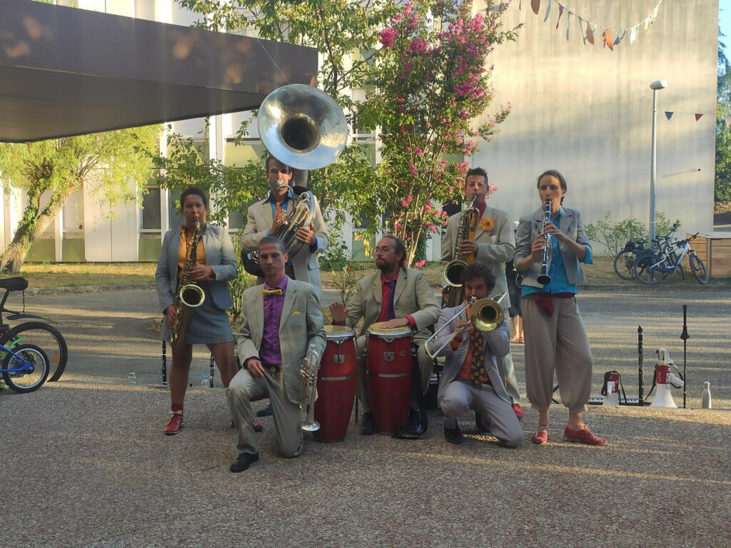 Les Grandes Voisines, un groupe de musiciens, tiers-lieu relevant de l'urbanisme transitoire - Plateau Urbain