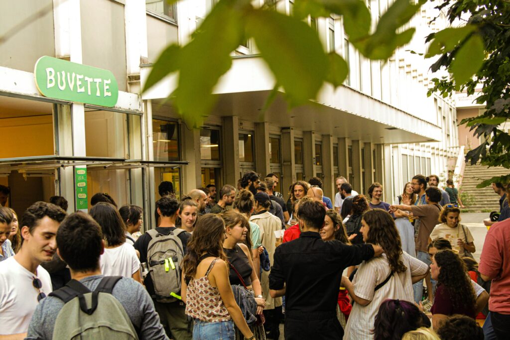 Foule à la buvette de Césure, tiers-lieu à Paris - Plateau Urbain