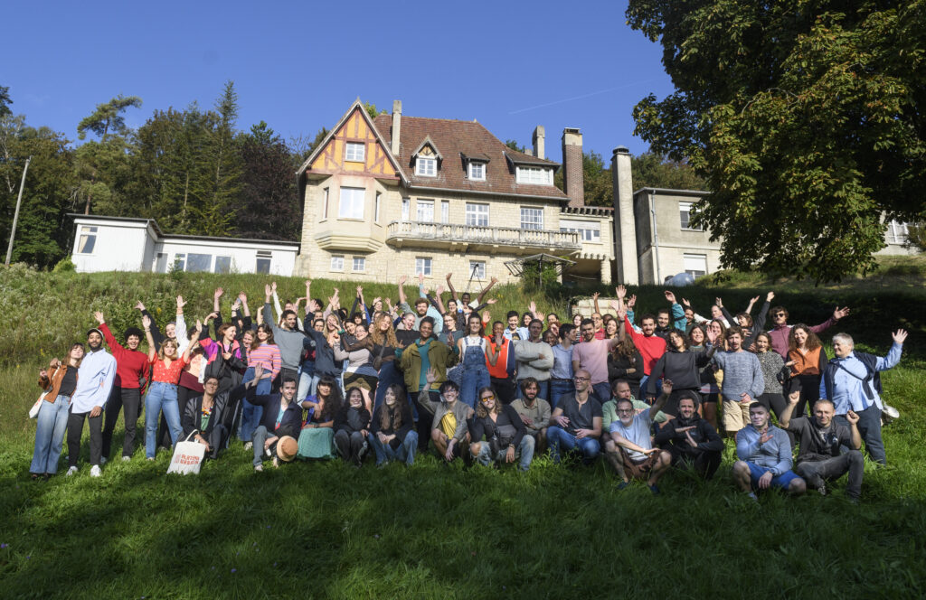 Photo de groupe mains levées - Toutes les équipes de Plateau urbain en séminaire à Autrêches, à l'Hermitage Lab en 2023.