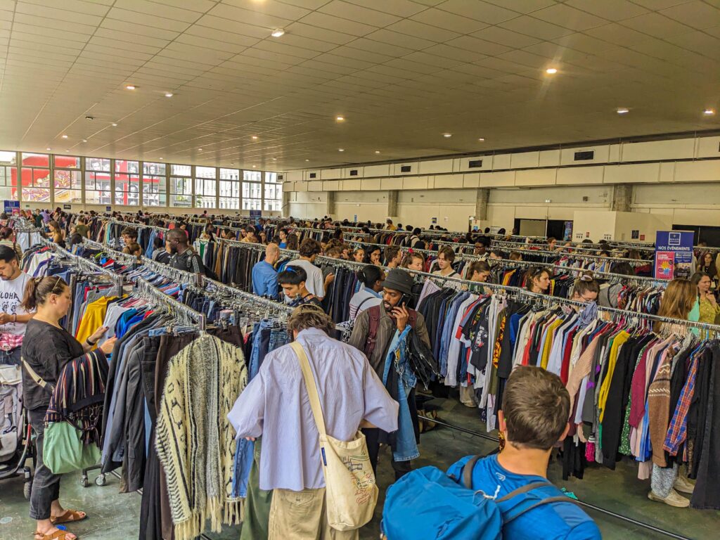 Marché de créateurs, stands de vêtements - Plateau Urbain