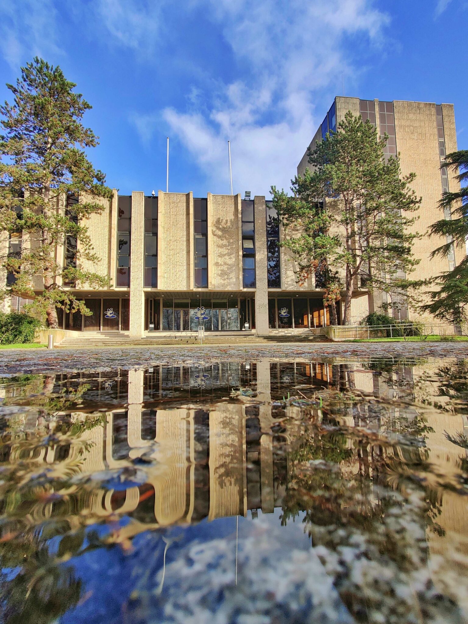 Tiers-lieu Lac C, ciel bleu, arbres