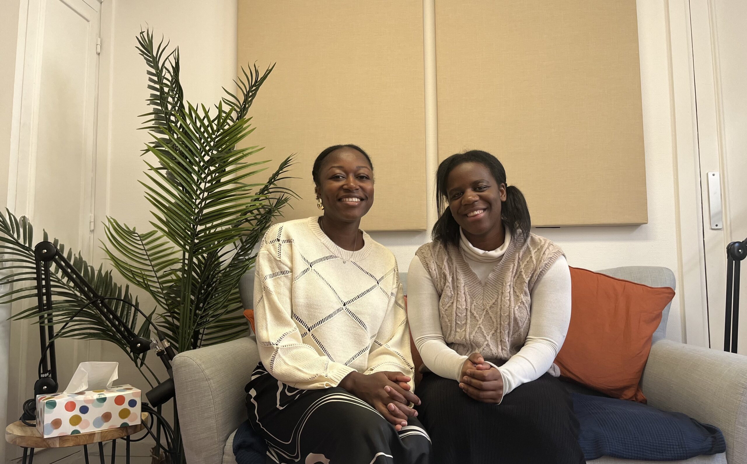 photo de deux occupantes du tiers-lieu des Arches Citoyennes, assises sur un canapé, souriantes