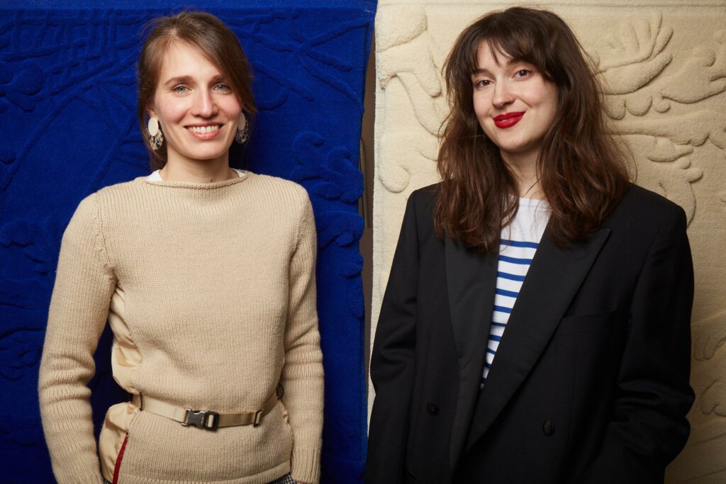 Portrait de Charlotte Font et Charlotte Romani, sur fond bleu et beige