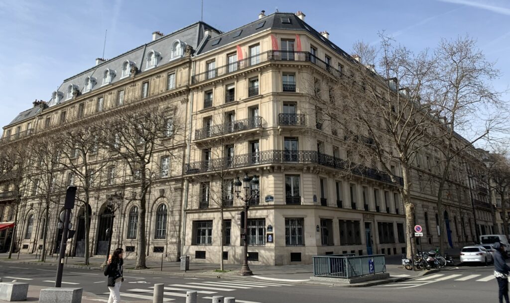 tiers lieu les arches citoyennes batiment extérieur parvis de l'hotel de ville de paris plateau urbain